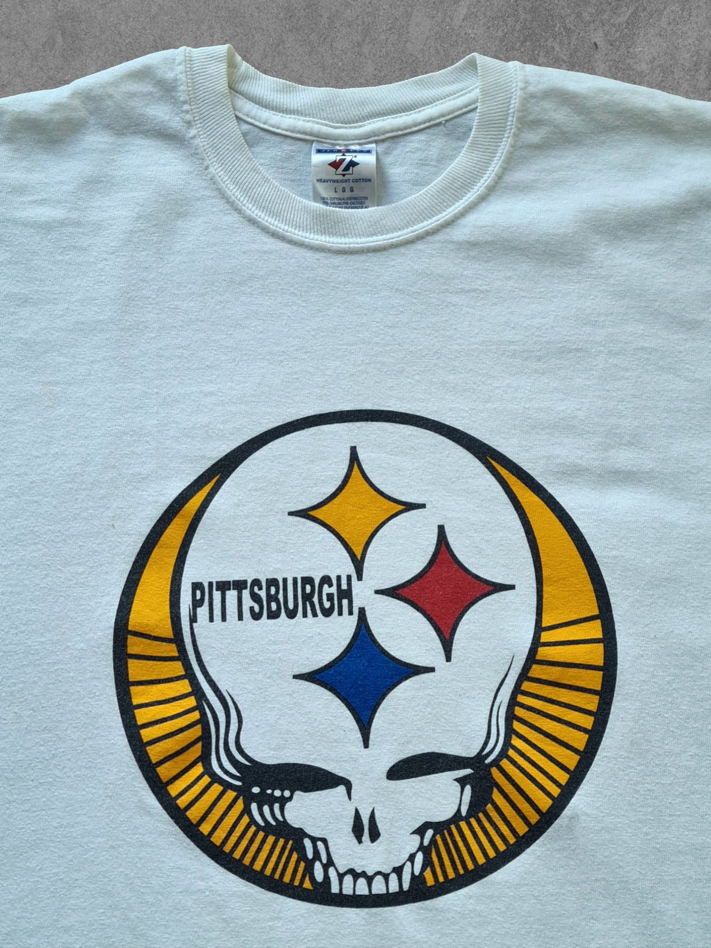 De vintage winkel met tweedehands kleding uit de thrift | 00s JERZEES ''GRATEFUL DEAD PITTSBURGH'' T-SHIRT [L] T-SHIRT