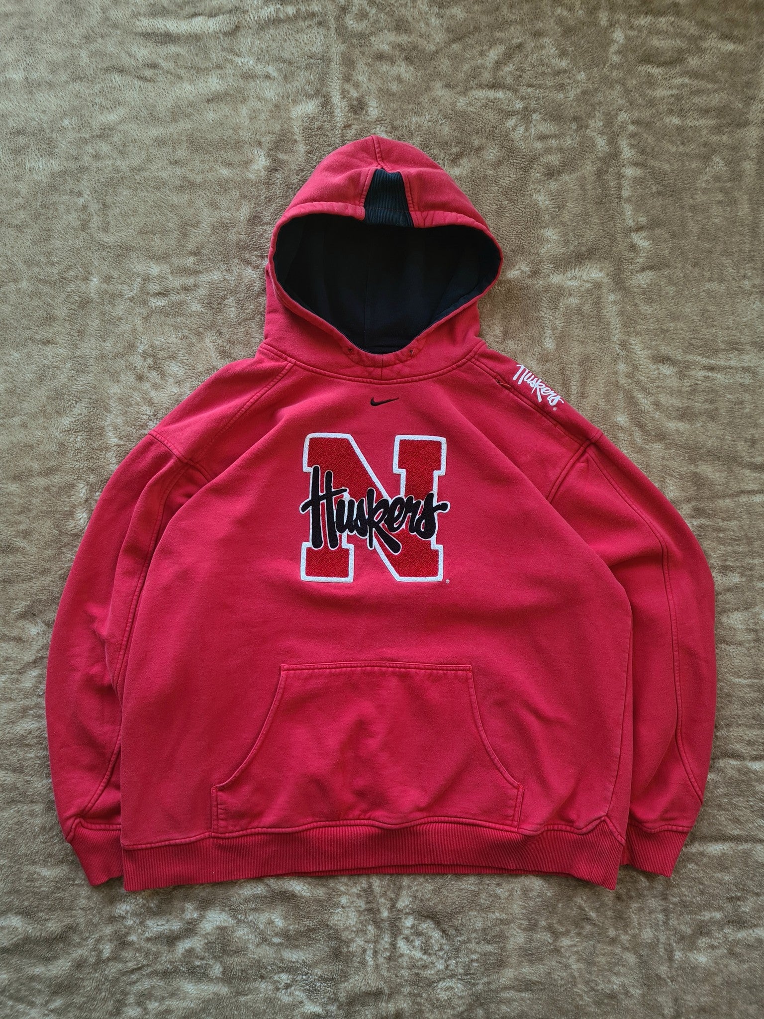 De vintage winkel met tweedehands kleding uit de thrift | 00s NIKE ''HUSKERS'' CENTER SWOOSH HOODIE [XL] SWEATSHIRT