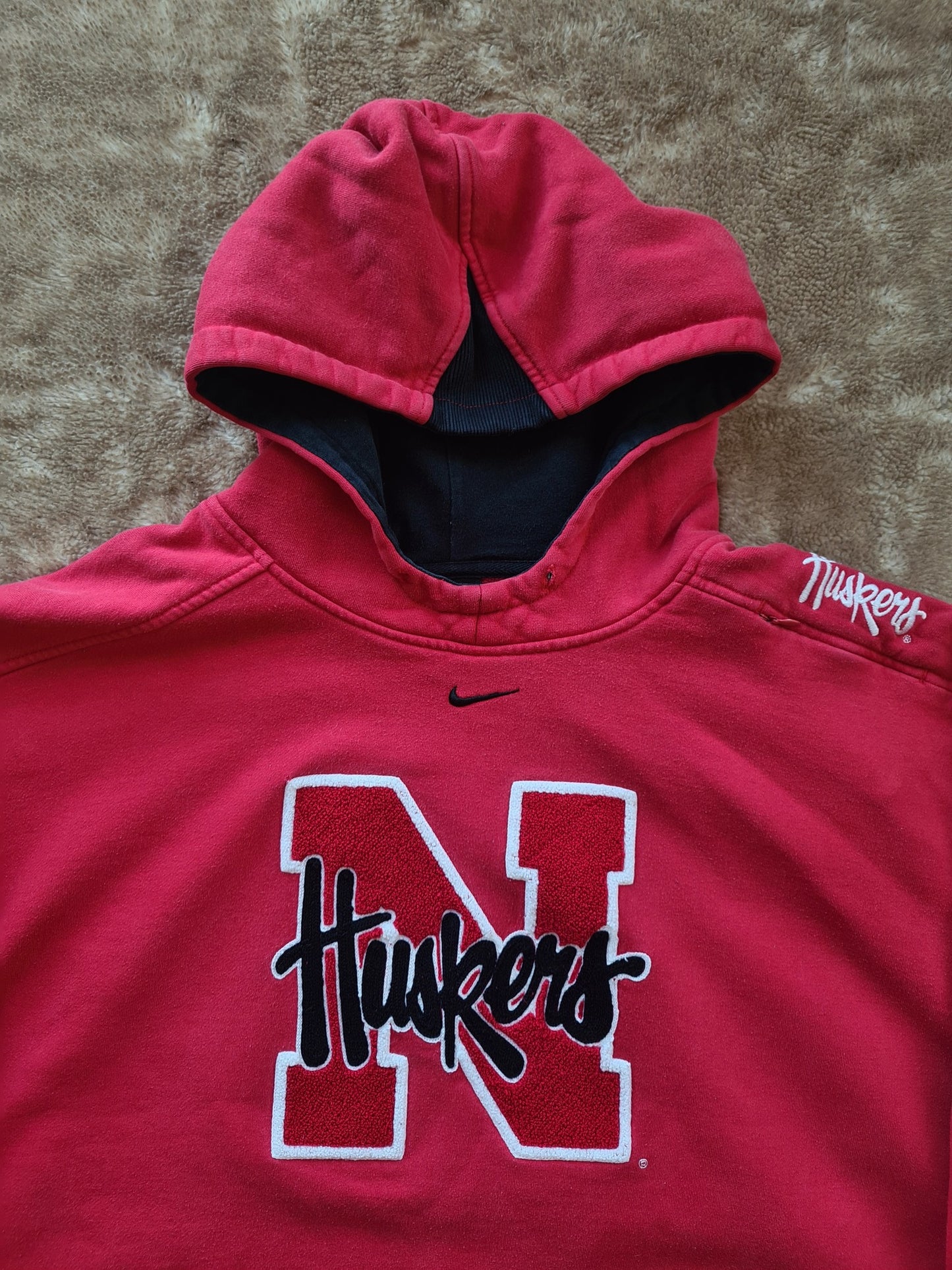 De vintage winkel met tweedehands kleding uit de thrift | 00s NIKE ''HUSKERS'' CENTER SWOOSH HOODIE [XL] SWEATSHIRT