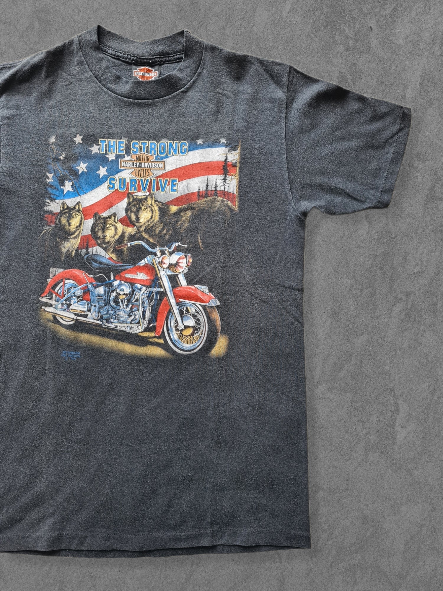 De vintage winkel met tweedehands kleding uit de thrift | 1991 3D EMBLEM ''THE STRONG SURVIVE'' T-SHIRT [L] T-SHIRT
