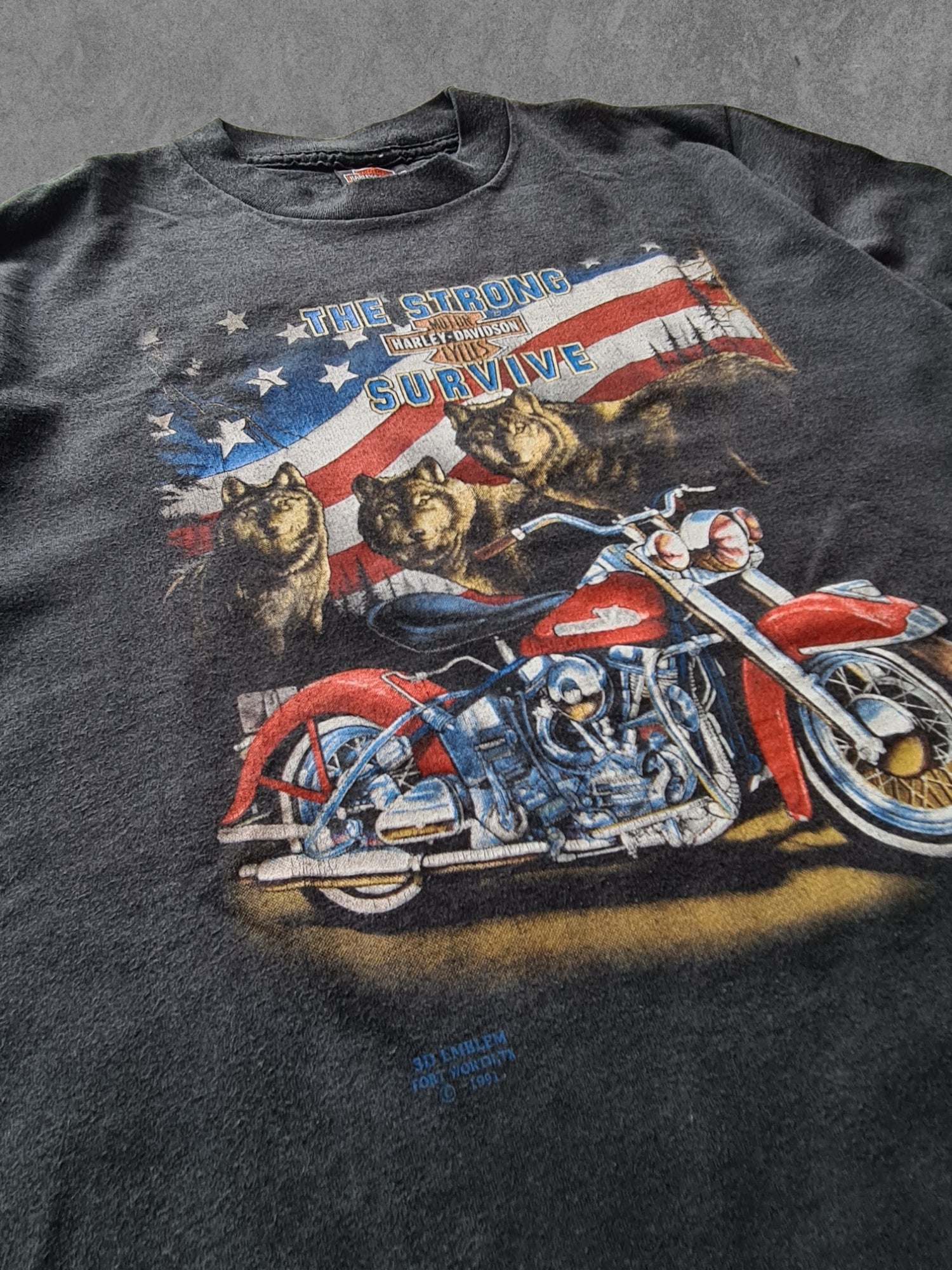 De vintage winkel met tweedehands kleding uit de thrift | 1991 3D EMBLEM ''THE STRONG SURVIVE'' T-SHIRT [L] T-SHIRT