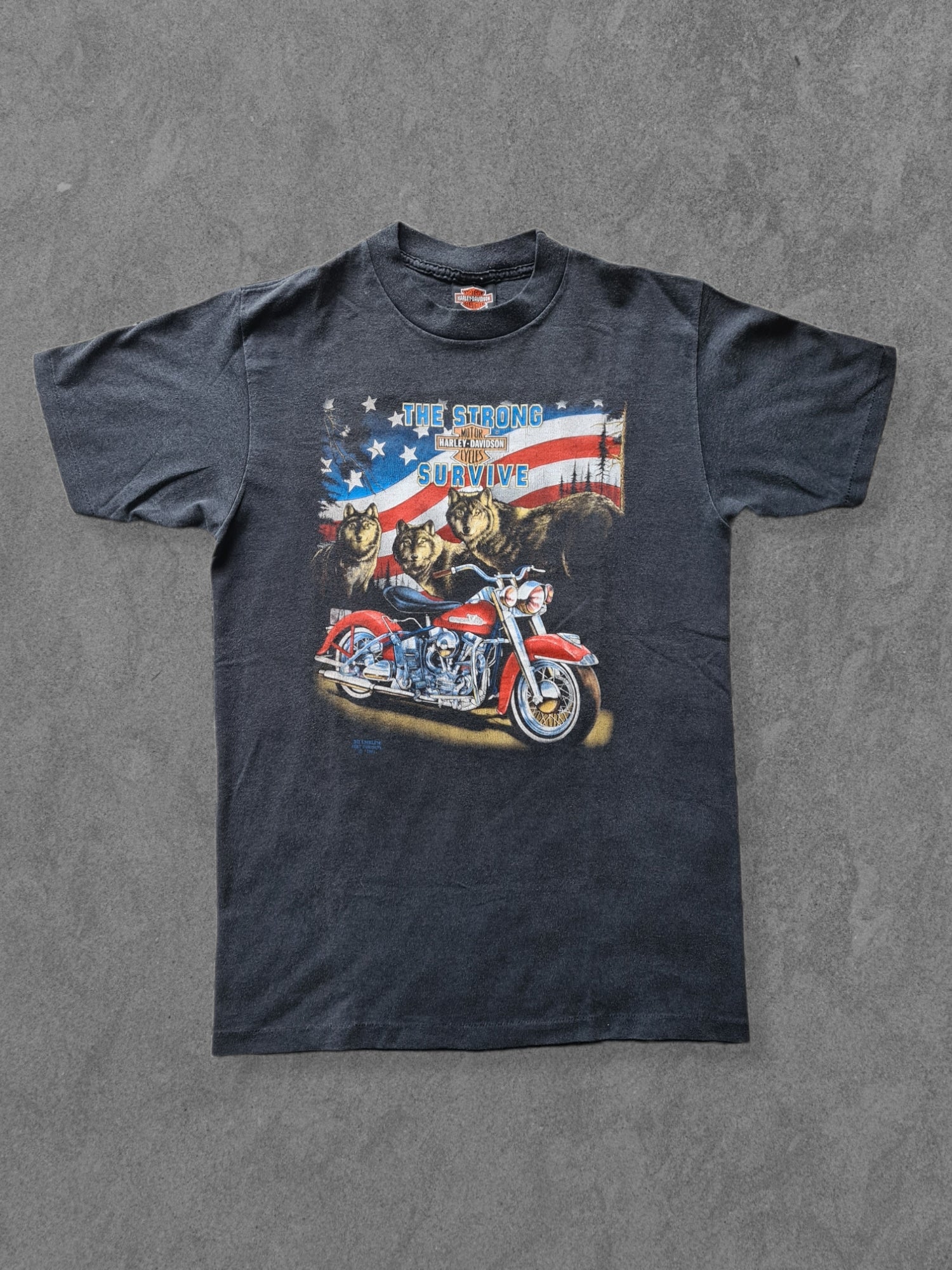 De vintage winkel met tweedehands kleding uit de thrift | 1991 3D EMBLEM ''THE STRONG SURVIVE'' T-SHIRT [L] T-SHIRT