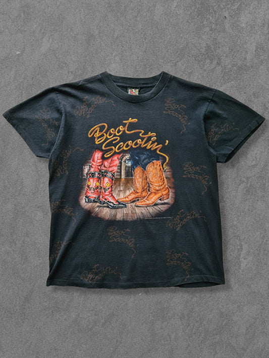 De vintage winkel met tweedehands kleding uit de thrift | 90s 3D EMBLEM ''BOOT SCOOTIN'' T-SHIRT [L] T-SHIRT