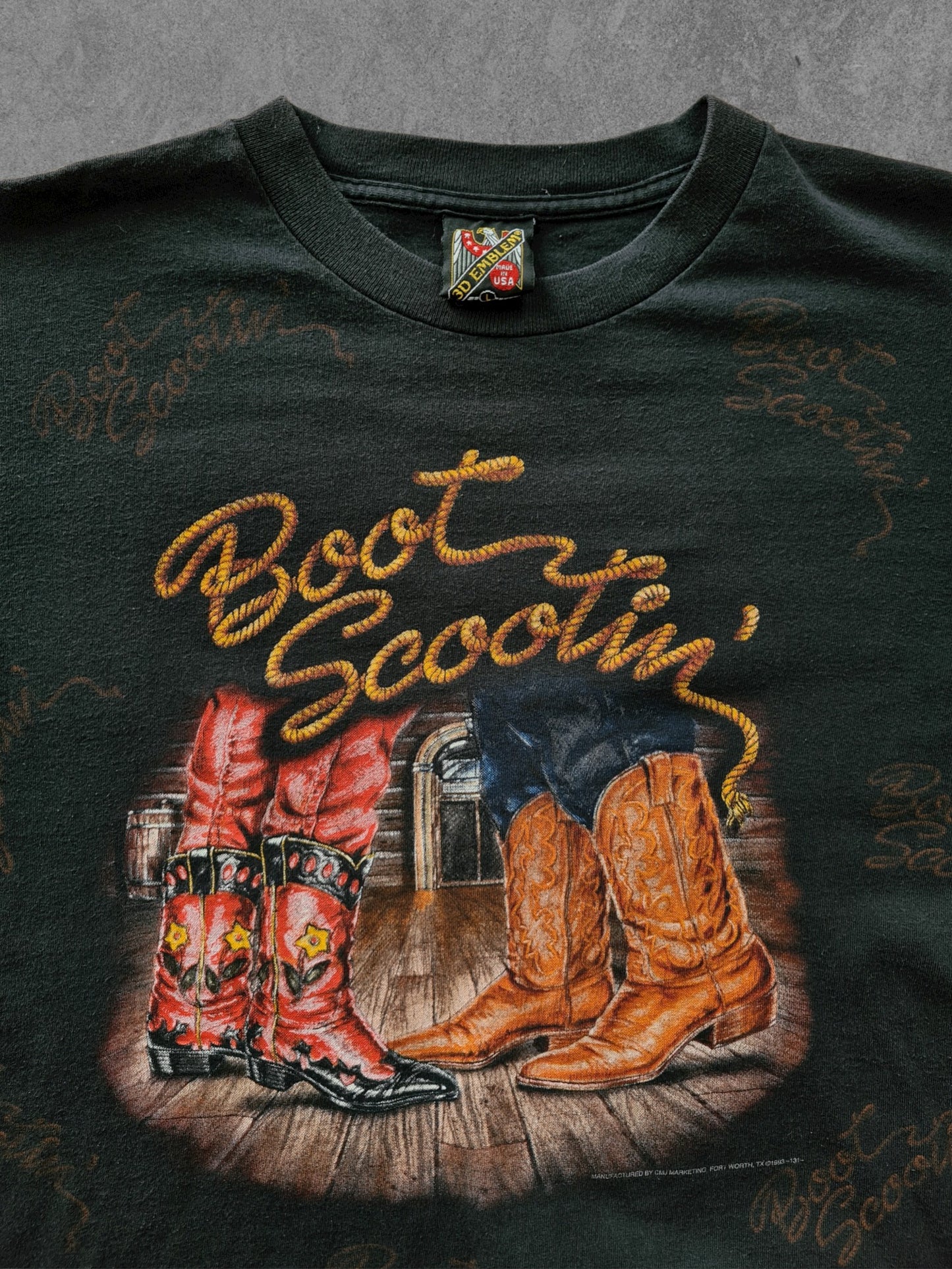 De vintage winkel met tweedehands kleding uit de thrift | 90s 3D EMBLEM ''BOOT SCOOTIN'' T-SHIRT [L] T-SHIRT