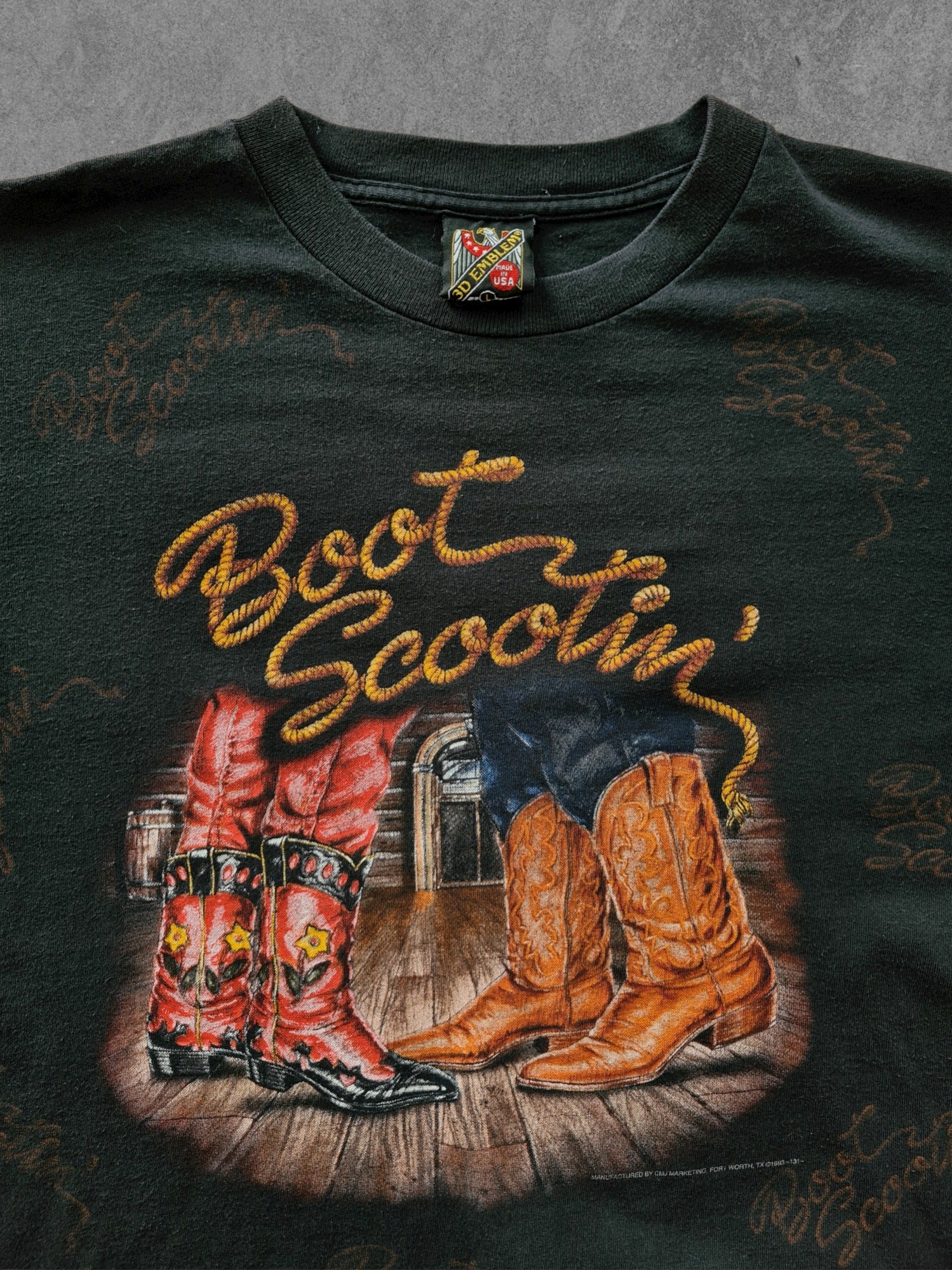 De vintage winkel met tweedehands kleding uit de thrift | 90s 3D EMBLEM ''BOOT SCOOTIN'' T-SHIRT [L] T-SHIRT