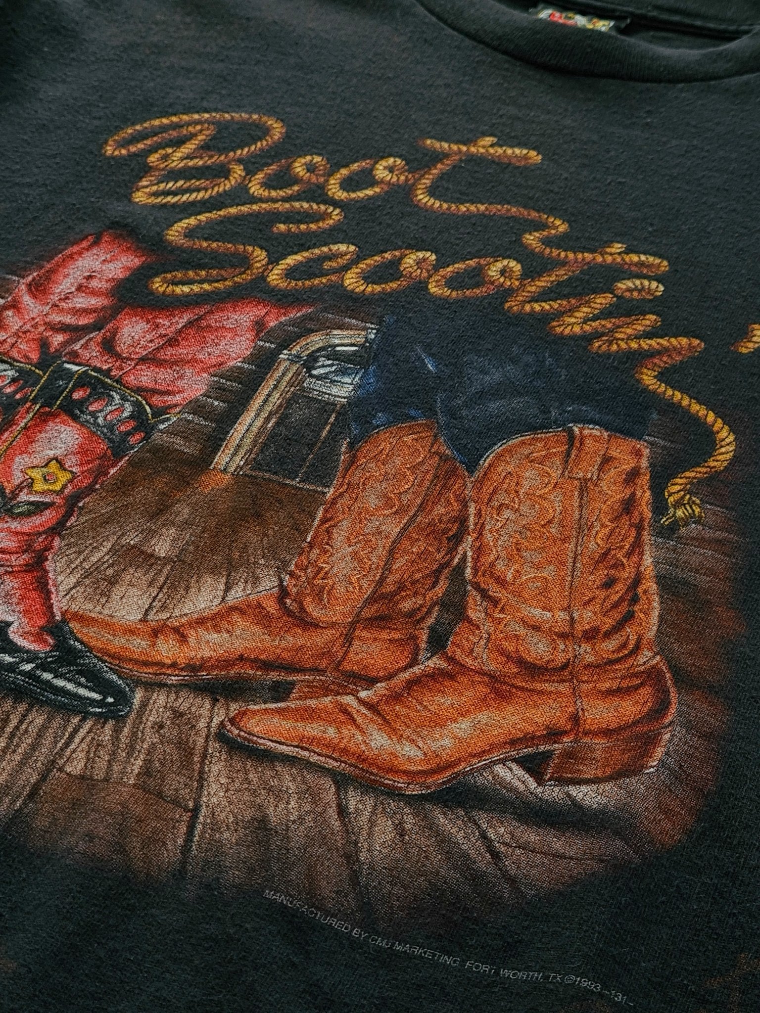 De vintage winkel met tweedehands kleding uit de thrift | 90s 3D EMBLEM ''BOOT SCOOTIN'' T-SHIRT [L] T-SHIRT