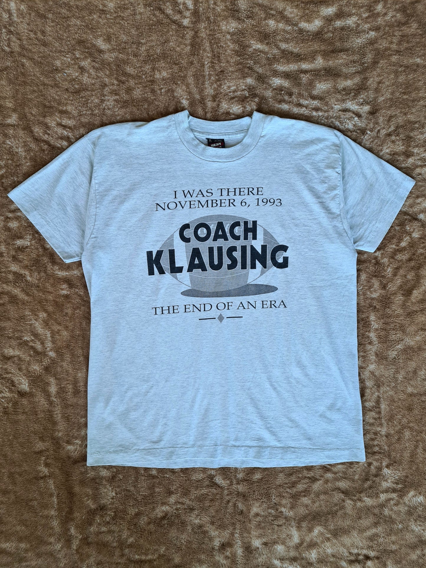 De vintage winkel met tweedehands kleding uit de thrift | 1993 FRUIT OF THE LOOM ''COACH KLAUSING'' T-SHIRT [XL] T-SHIRT