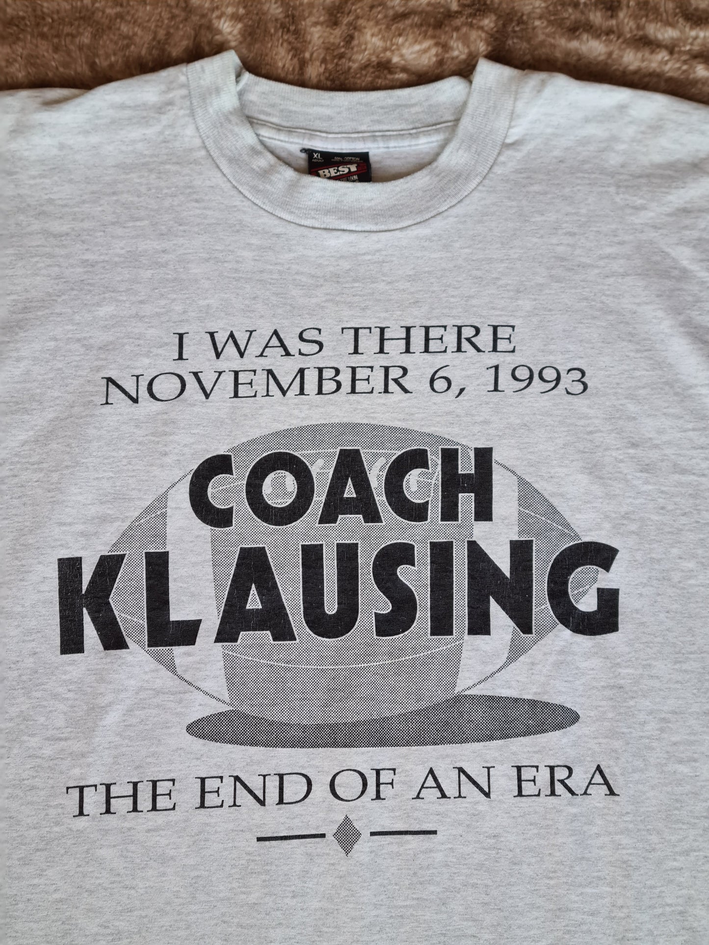 De vintage winkel met tweedehands kleding uit de thrift | 1993 FRUIT OF THE LOOM ''COACH KLAUSING'' T-SHIRT [XL] T-SHIRT