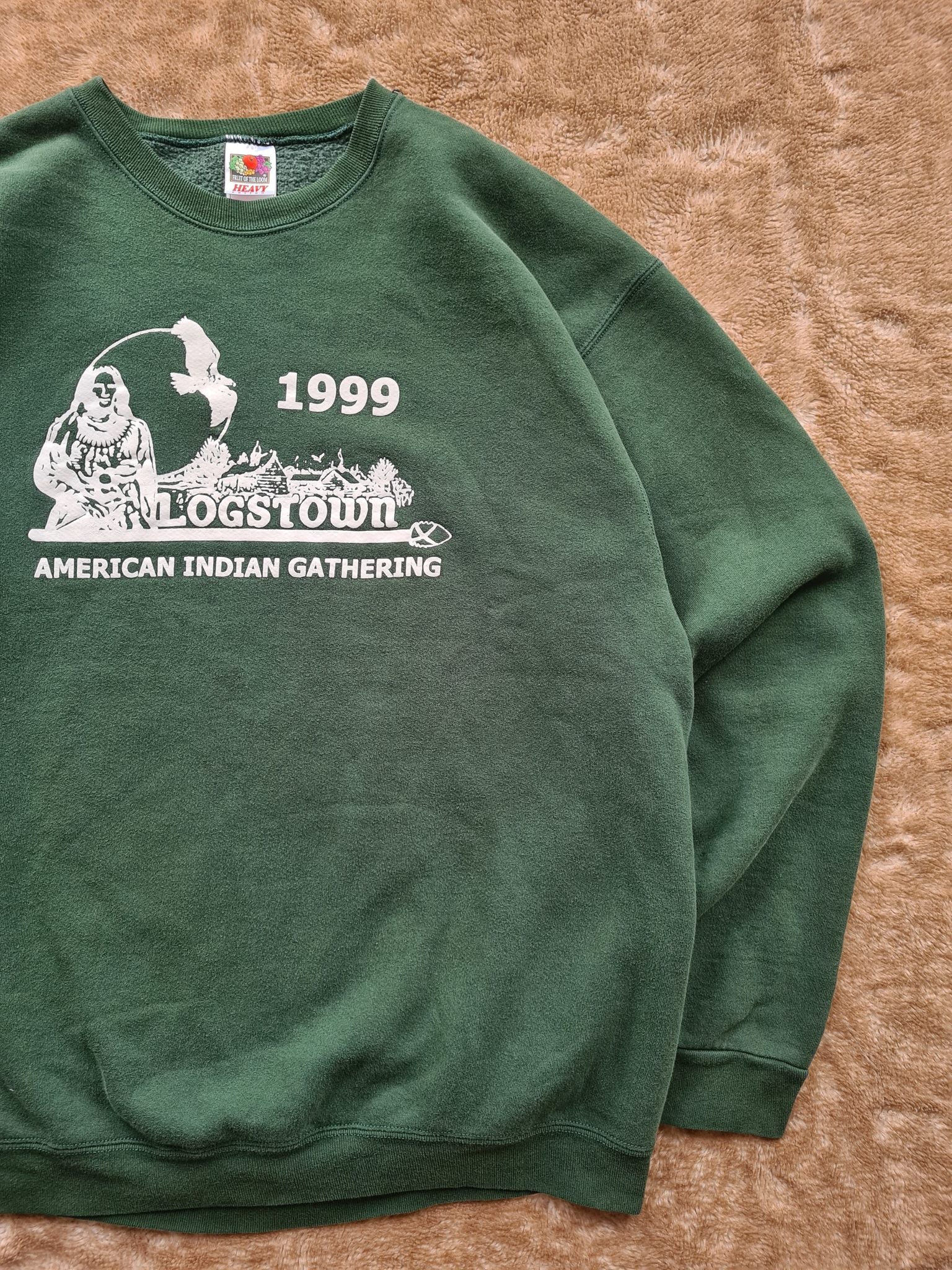 De vintage winkel met tweedehands kleding uit de thrift | 1999 FRUIT OF THE LOOM ''LOGSTOWN'' SWEATSHIRT [XXL] SWEATSHIRT