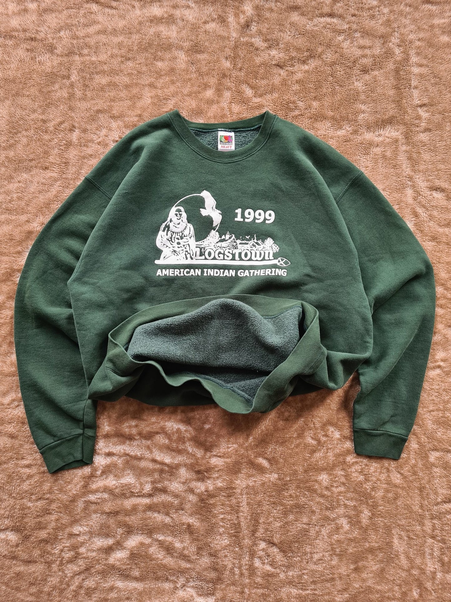 De vintage winkel met tweedehands kleding uit de thrift | 1999 FRUIT OF THE LOOM ''LOGSTOWN'' SWEATSHIRT [XXL] SWEATSHIRT