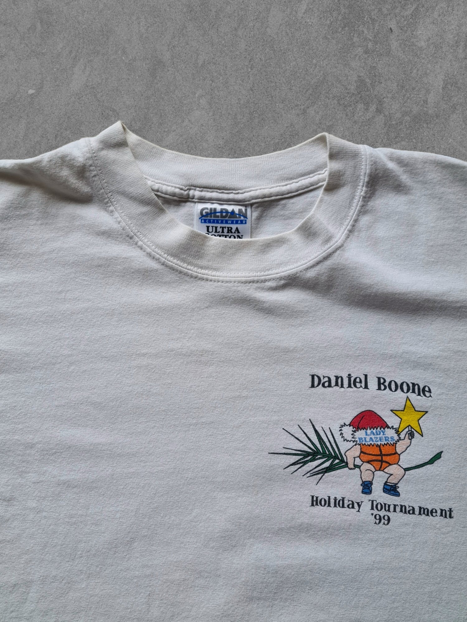 De vintage winkel met tweedehands kleding uit de thrift | 1999 GILDAN ''LADY BLAZERS'' T-SHIRT [XL] T-SHIRT
