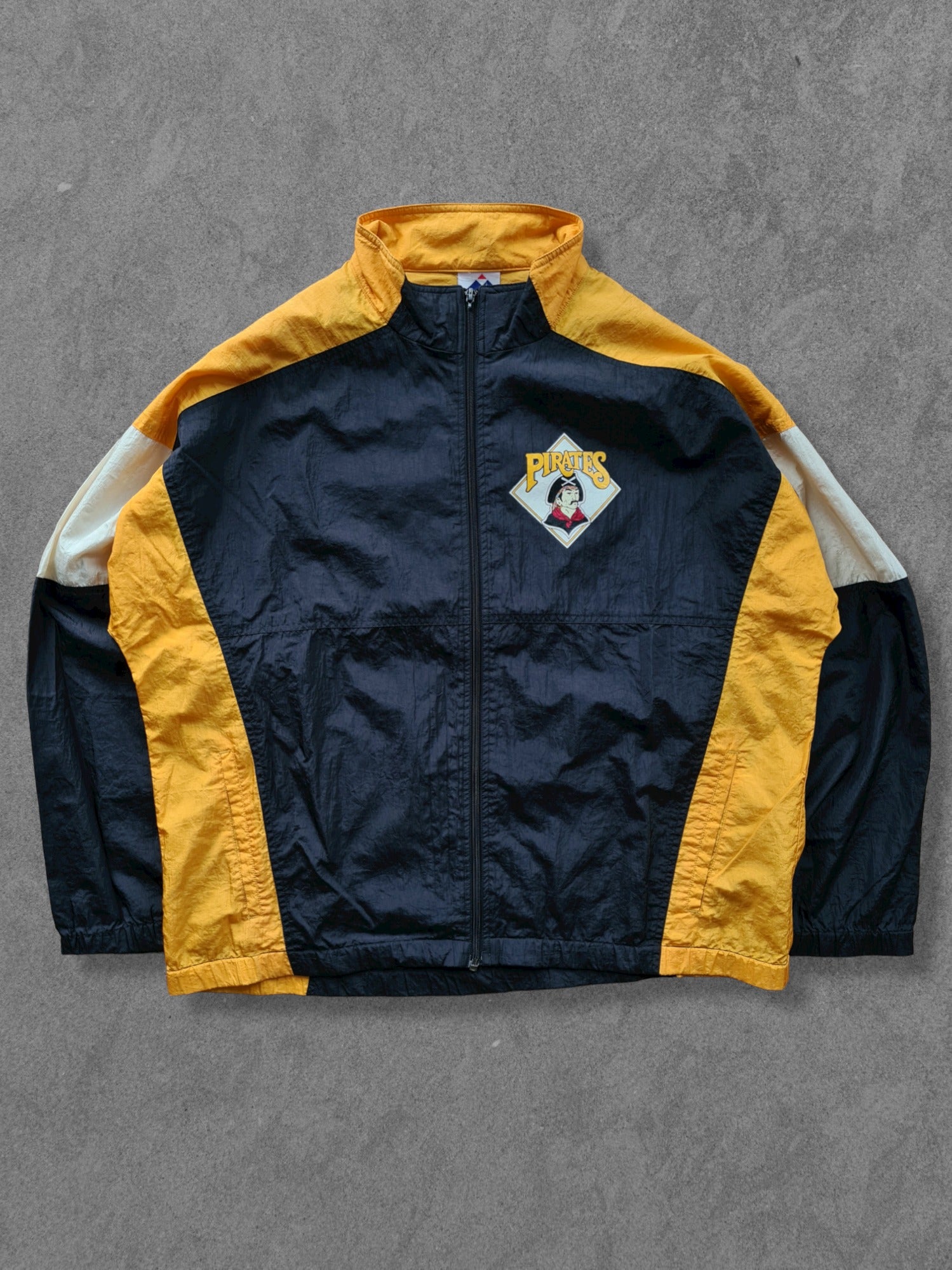 De vintage winkel met tweedehands kleding uit de thrift | 90s APEX ONE ''PITTSBURGH PIRATES'' JACKET [XL] OUTERWEAR
