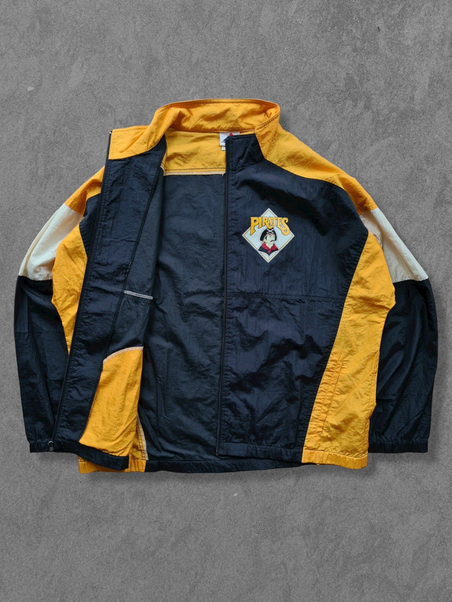 De vintage winkel met tweedehands kleding uit de thrift | 90s APEX ONE ''PITTSBURGH PIRATES'' JACKET [XL] OUTERWEAR