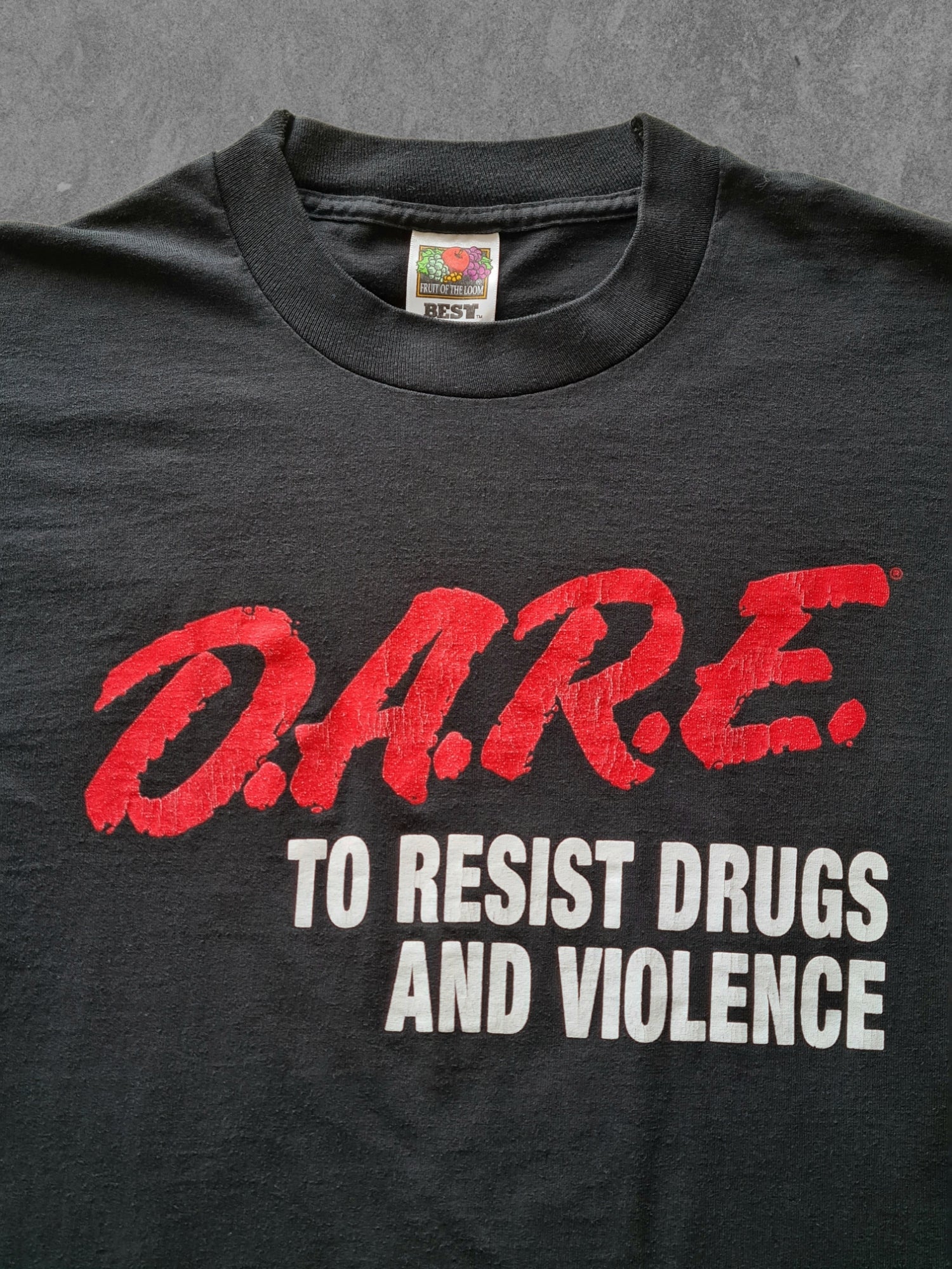 De vintage winkel met tweedehands kleding uit de thrift | 90s FRUIT OF THE LOOM ''DARE'' T-SHIRT [M] T-SHIRT