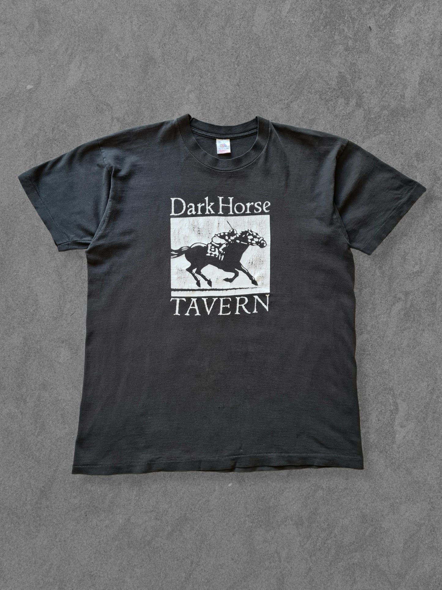 De vintage winkel met tweedehands kleding uit de thrift | 90s FRUIT OF THE LOOM ''DARK HORSE TAVERN'' T-SHIRT [XL] T-SHIRT