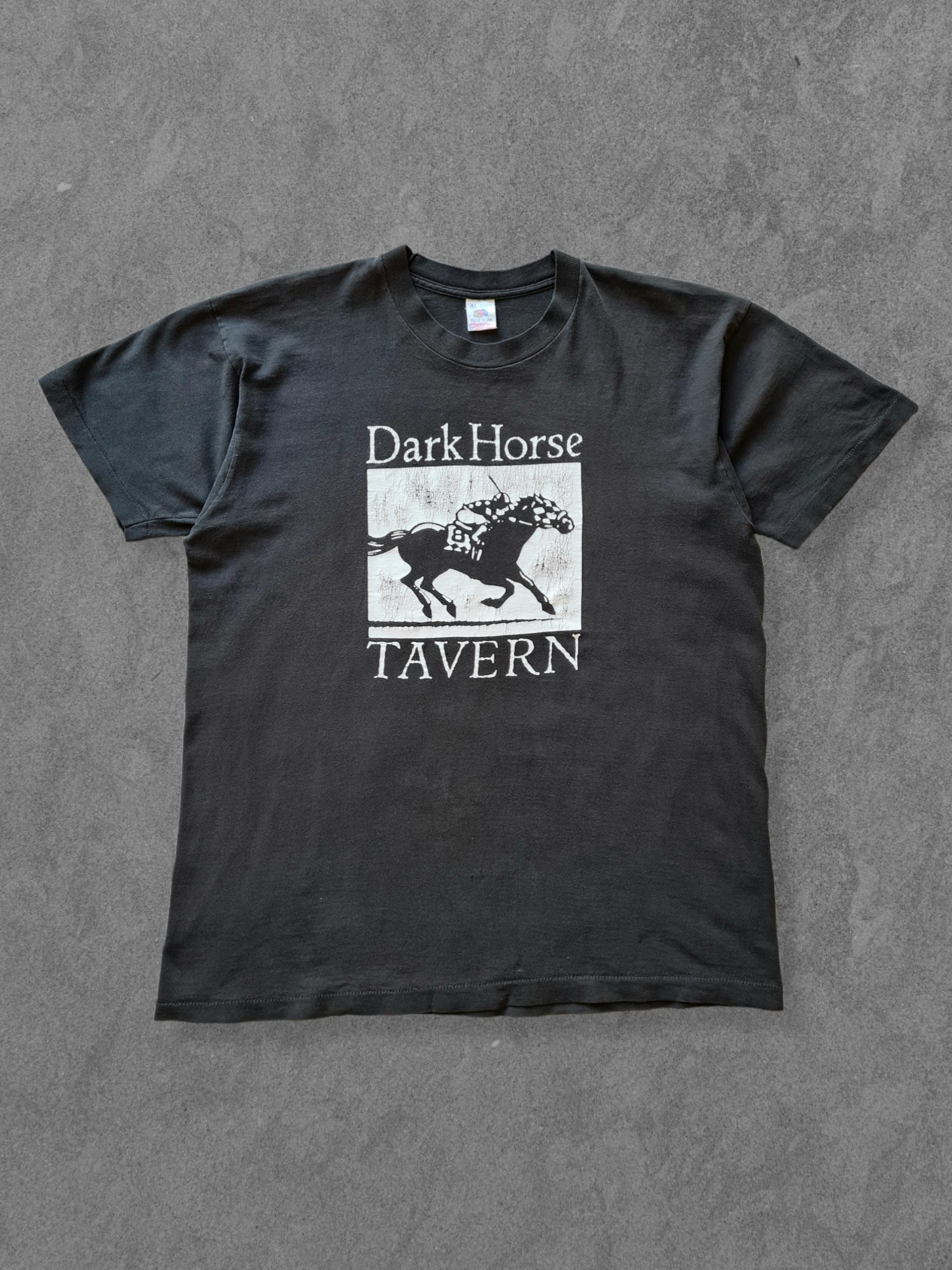 De vintage winkel met tweedehands kleding uit de thrift | 90s FRUIT OF THE LOOM ''DARK HORSE TAVERN'' T-SHIRT [XL] T-SHIRT