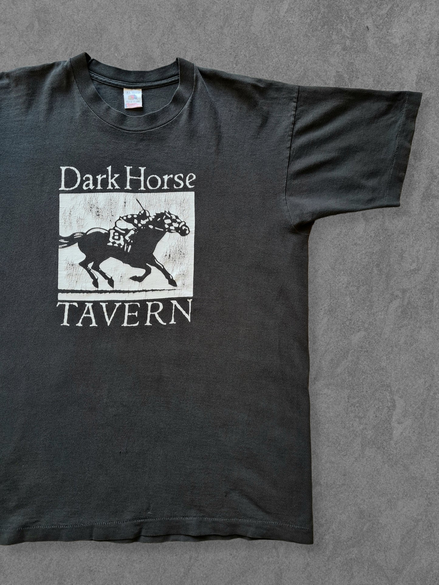 De vintage winkel met tweedehands kleding uit de thrift | 90s FRUIT OF THE LOOM ''DARK HORSE TAVERN'' T-SHIRT [XL] T-SHIRT