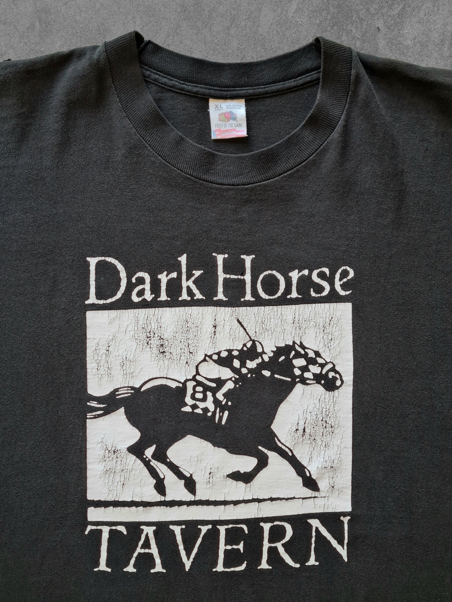 De vintage winkel met tweedehands kleding uit de thrift | 90s FRUIT OF THE LOOM ''DARK HORSE TAVERN'' T-SHIRT [XL] T-SHIRT