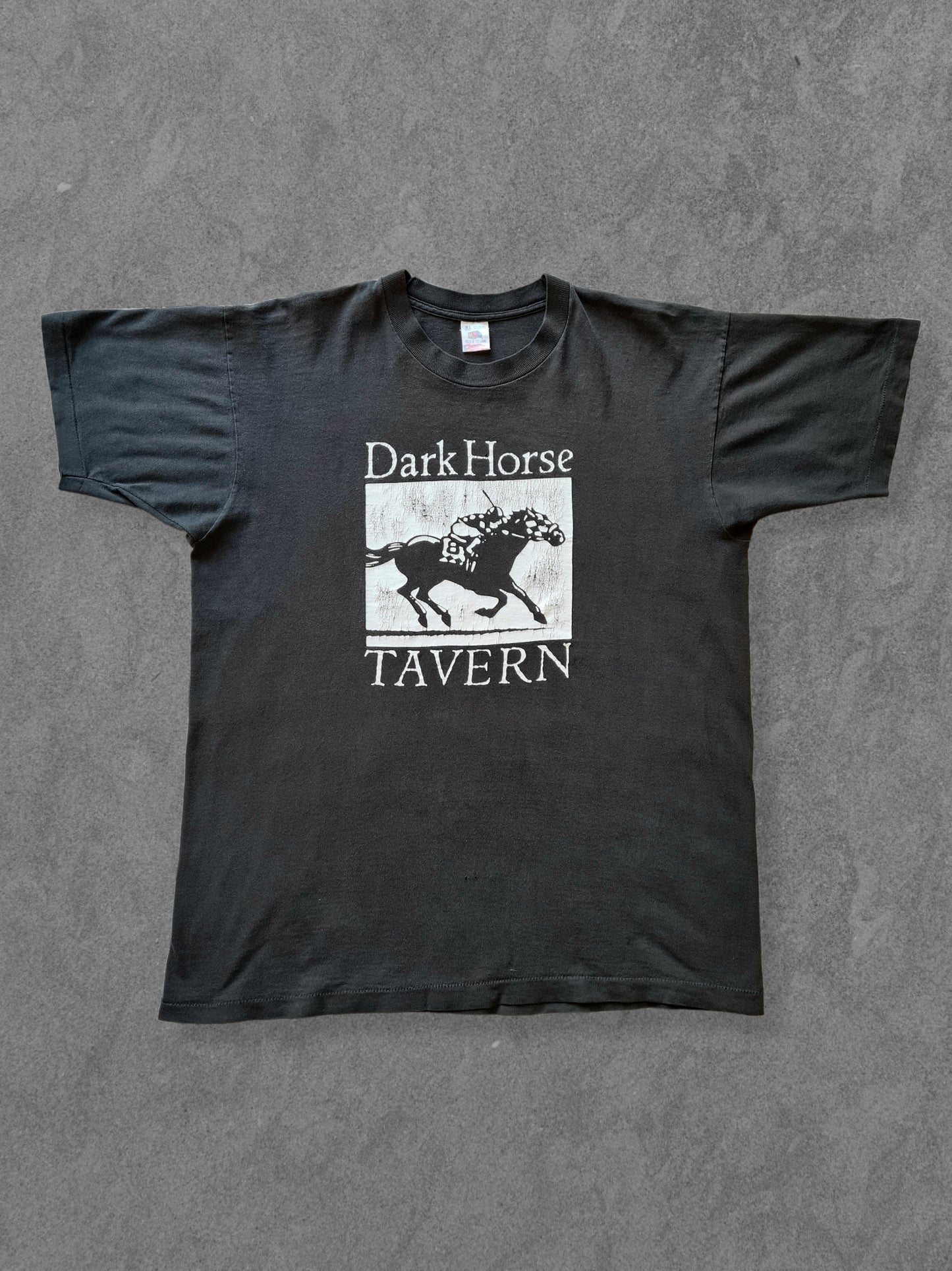 De vintage winkel met tweedehands kleding uit de thrift | 90s FRUIT OF THE LOOM ''DARK HORSE TAVERN'' T-SHIRT [XL] T-SHIRT