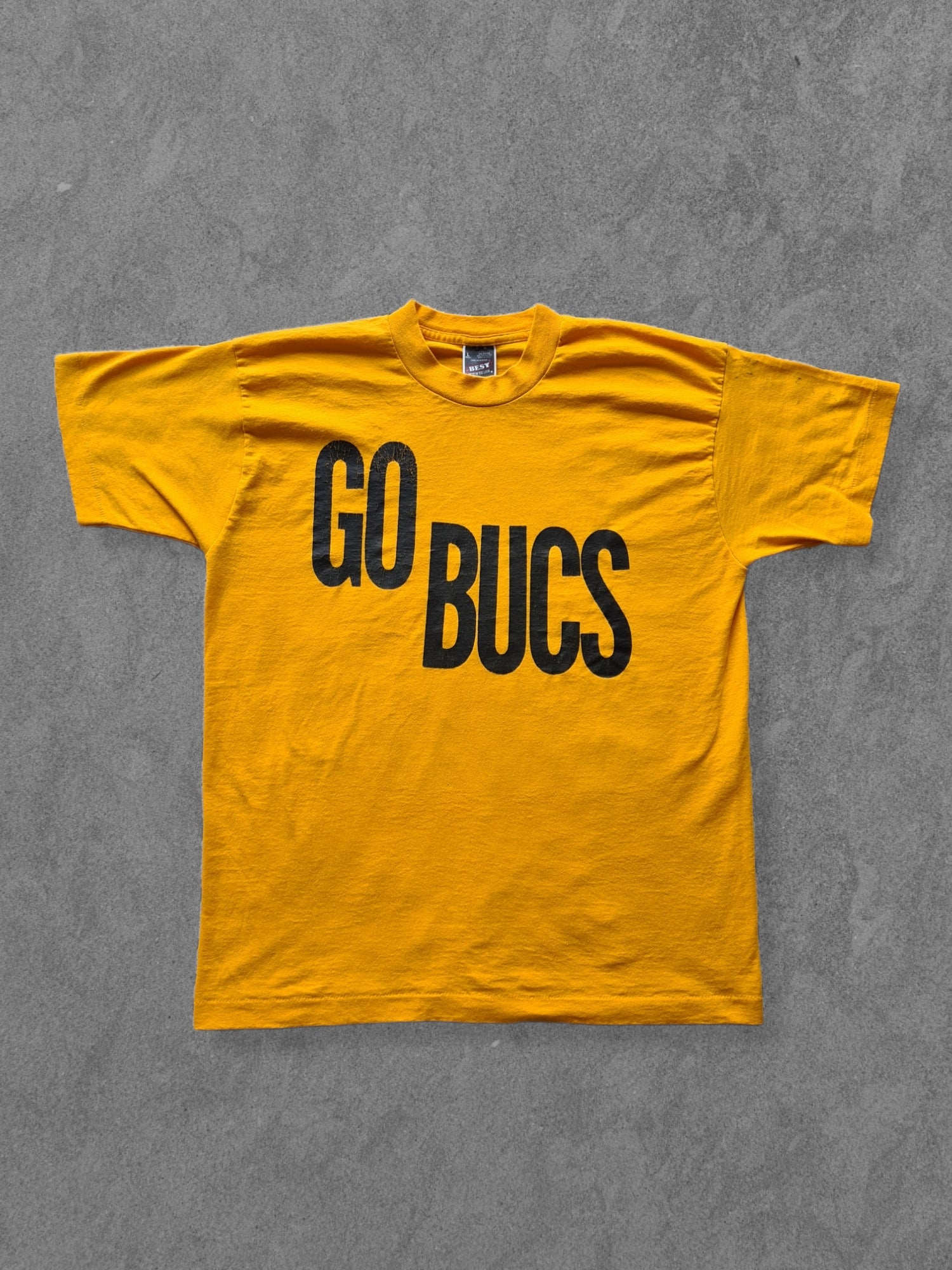 De vintage winkel met tweedehands kleding uit de thrift | 90s FRUIT OF THE LOOM ''GO BUCS'' T-SHIRT [L] T-SHIRT