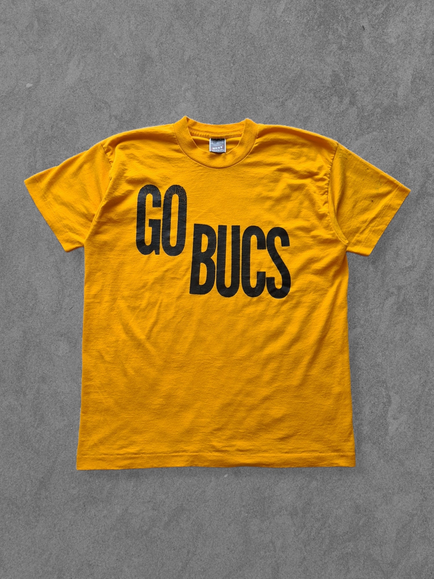 De vintage winkel met tweedehands kleding uit de thrift | 90s FRUIT OF THE LOOM ''GO BUCS'' T-SHIRT [L] T-SHIRT