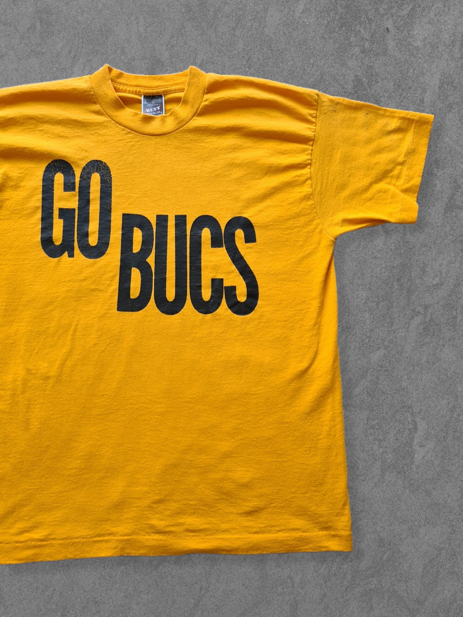 De vintage winkel met tweedehands kleding uit de thrift | 90s FRUIT OF THE LOOM ''GO BUCS'' T-SHIRT [L] T-SHIRT