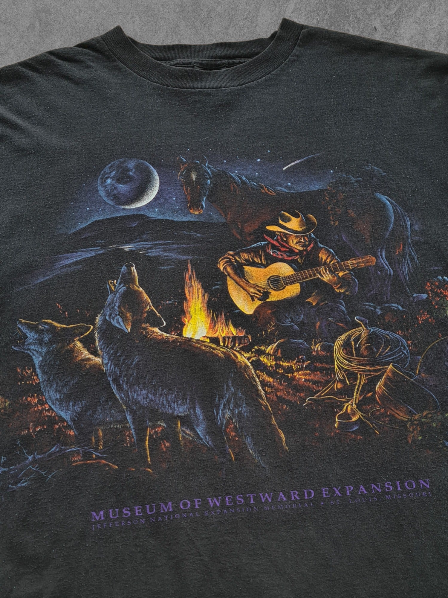 De vintage winkel met tweedehands kleding uit de thrift | 90s HABITAT ''WESTERN NIGHT'' T-SHIRT [XXL] T-SHIRT