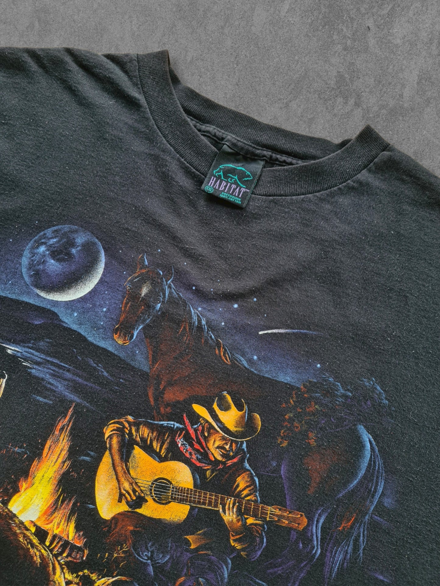 De vintage winkel met tweedehands kleding uit de thrift | 90s HABITAT ''WESTERN NIGHT'' T-SHIRT [XXL] T-SHIRT