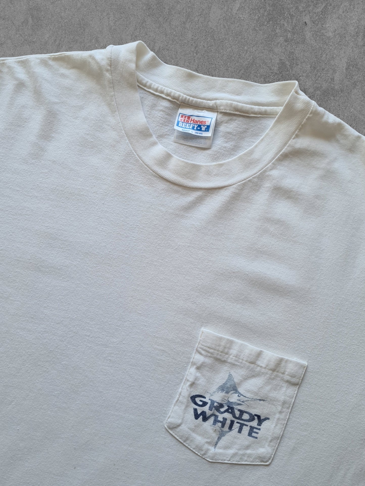 De vintage winkel met tweedehands kleding uit de thrift | 90s HANES ''GRADY WHITE'' T-SHIRT [L] T-SHIRT