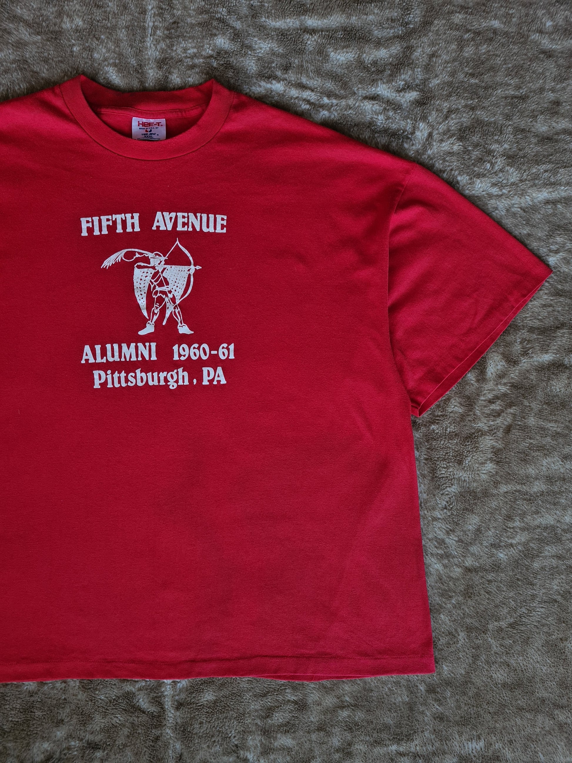 De vintage winkel met tweedehands kleding uit de thrift | 90s HEF-T ''FIFTH AVENUE'' T-SHIRT [XXXL] T-SHIRT