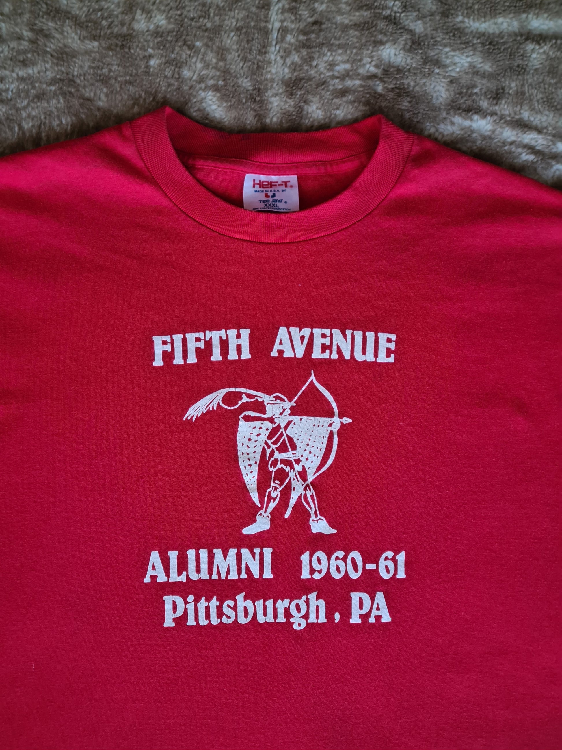 De vintage winkel met tweedehands kleding uit de thrift | 90s HEF-T ''FIFTH AVENUE'' T-SHIRT [XXXL] T-SHIRT