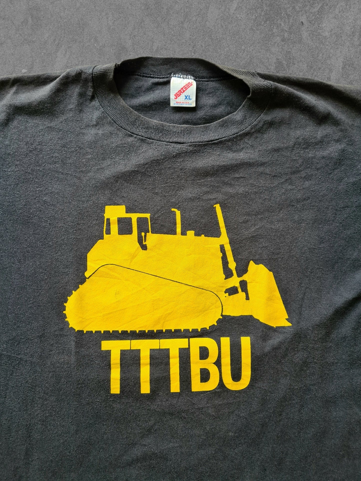 De vintage winkel met tweedehands kleding uit de thrift | 90s JERZEES ''TTTBU'' T-SHIRT [XL] T-SHIRT